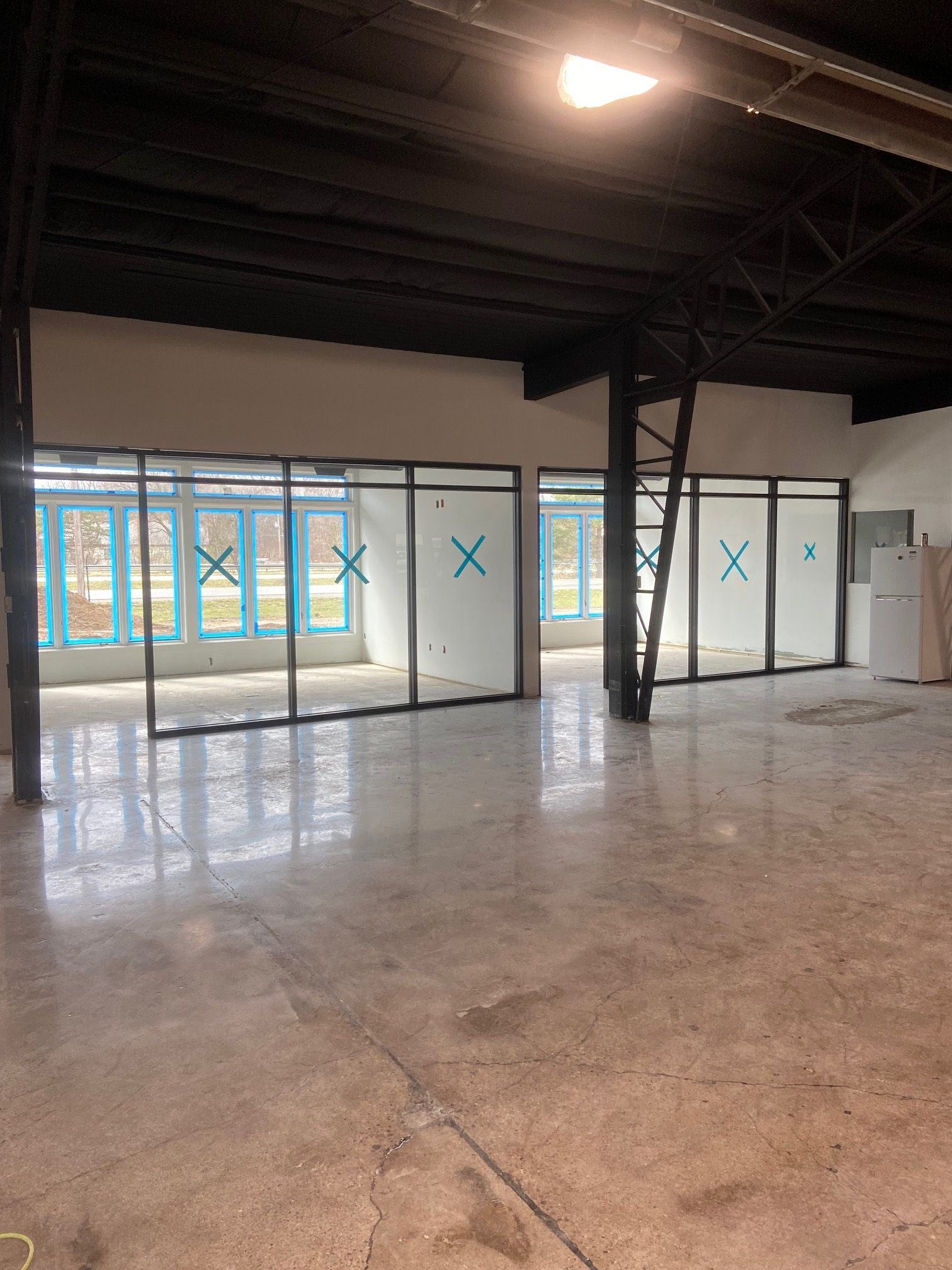 A large empty room with a lot of windows and a ceiling.