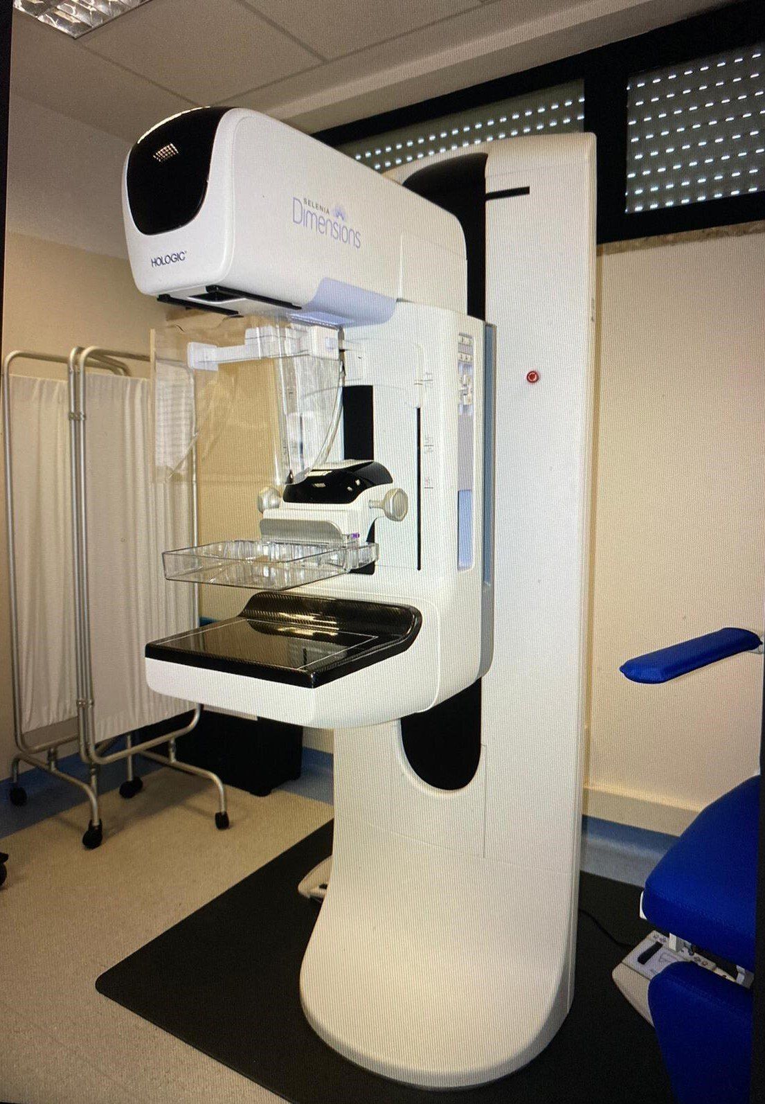 Apparecchio per mammografia in uno studio medico, bianco e nero.