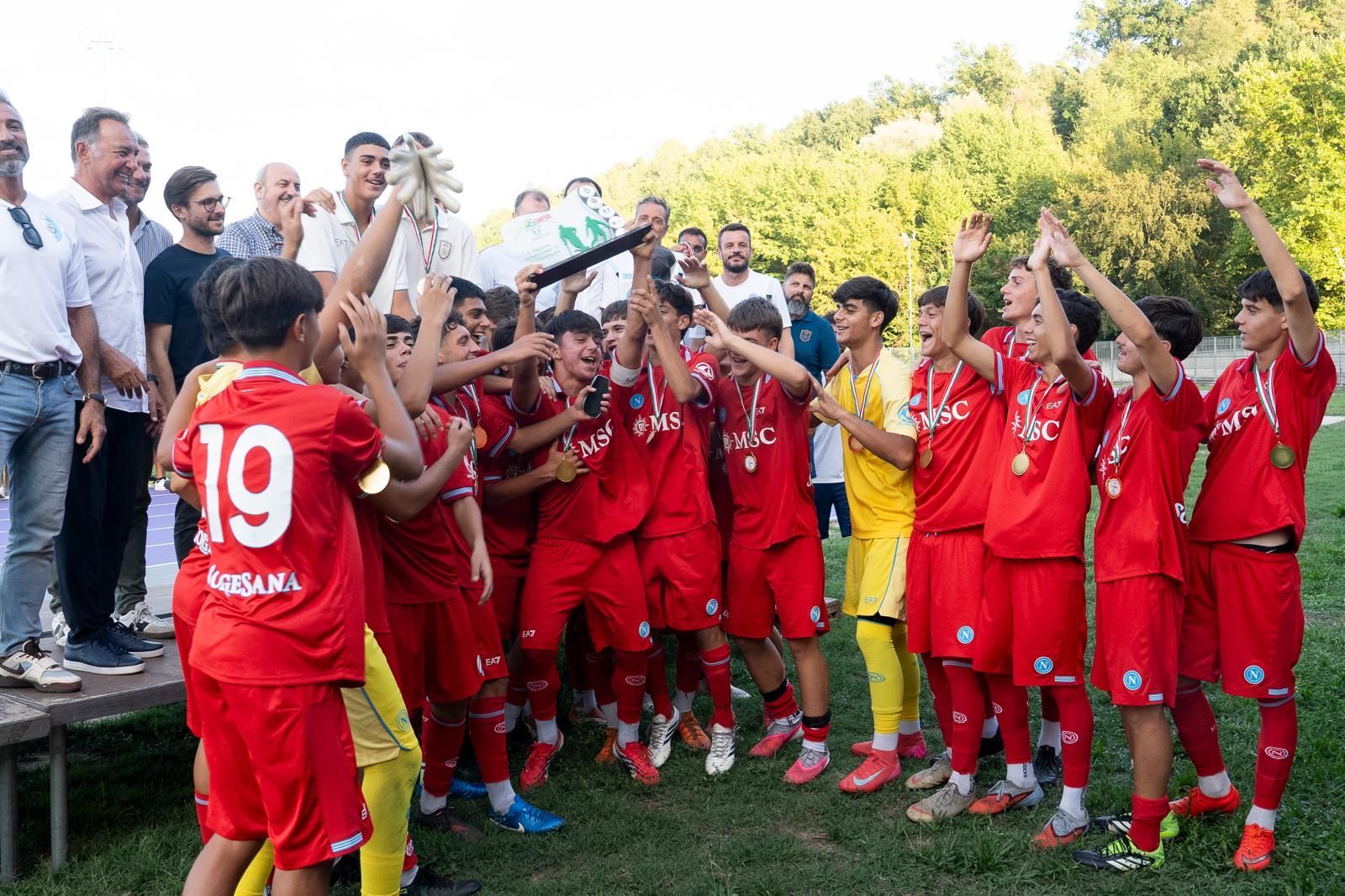 Manifesto per il Torneo di Calcio Under 16 Alba dei Campioni, a supporto della ricerca. Colori verde e bianco con loghi.