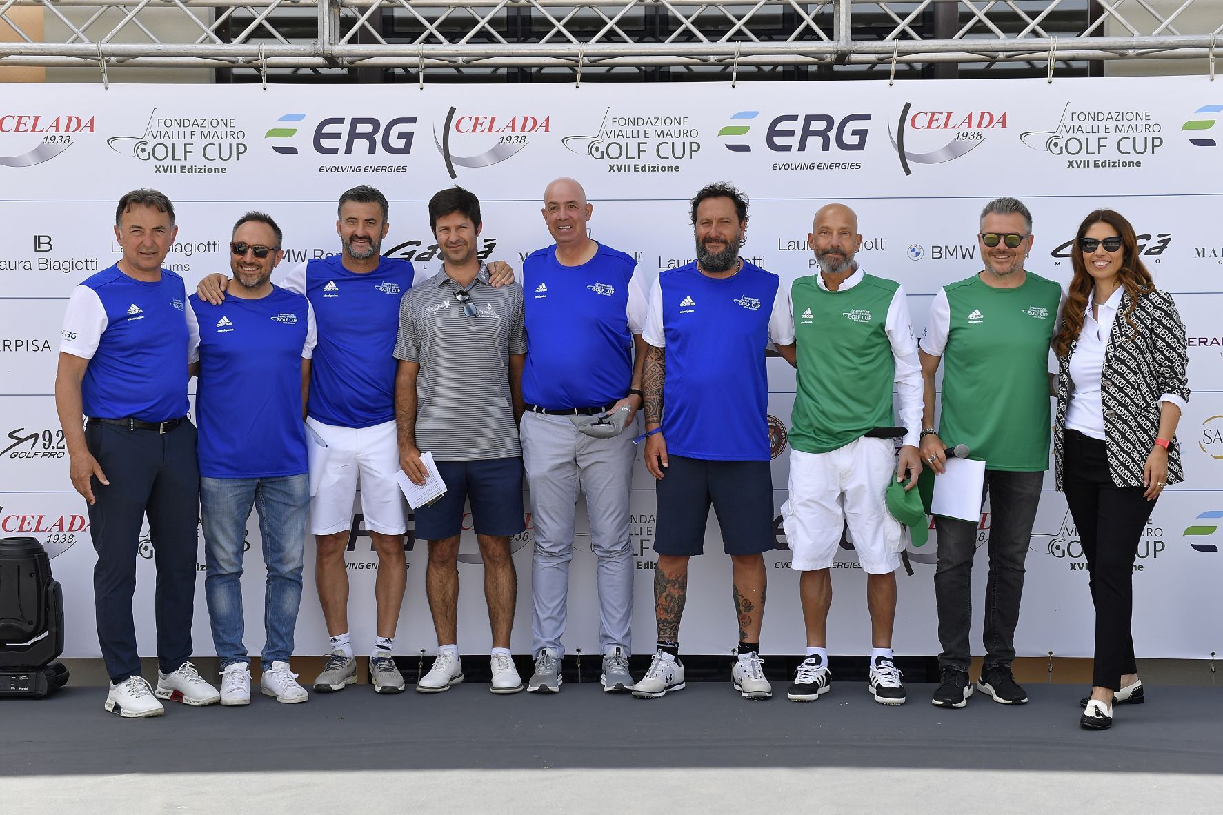 Gruppo di persone in abbigliamento sportivo che posano per una foto davanti a uno striscione.