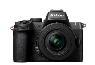Fotocamera Nikon Z con corpo e obiettivo neri, vista frontale.
