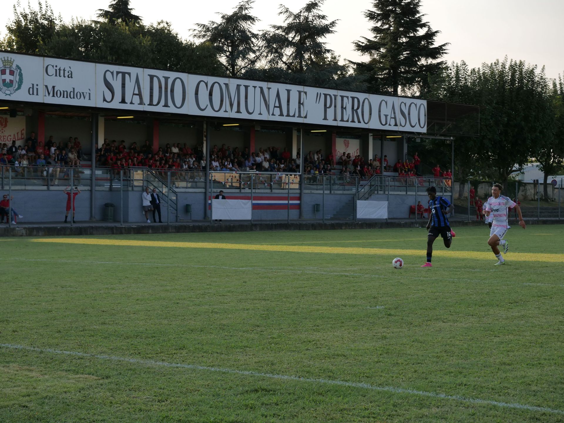 Partita di calcio in corso allo Stadio Comunale 