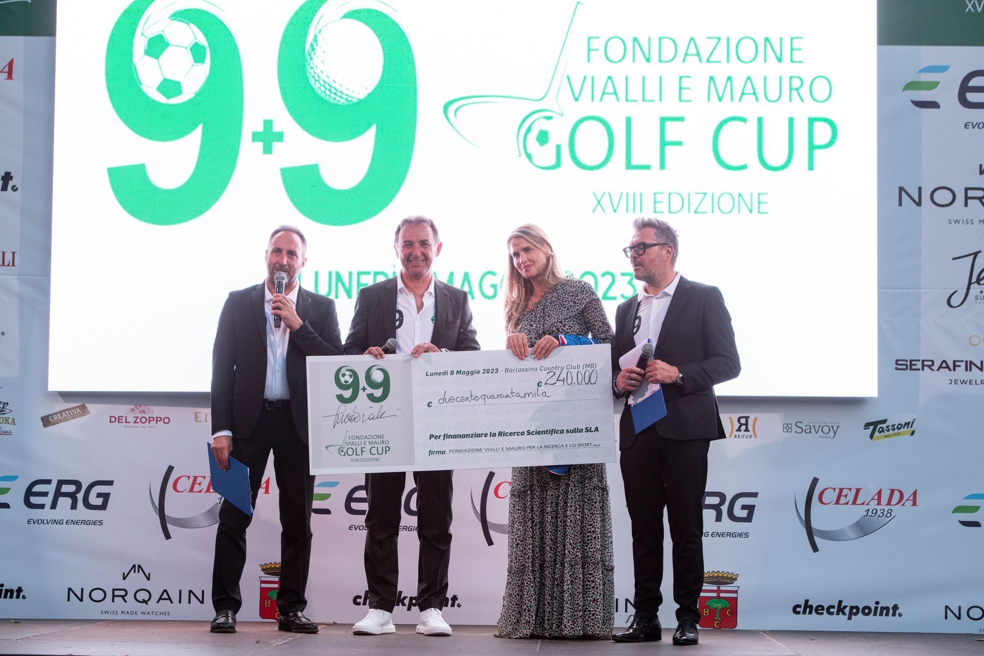Quattro persone sul palco tengono in mano un grosso assegno con il logo della 