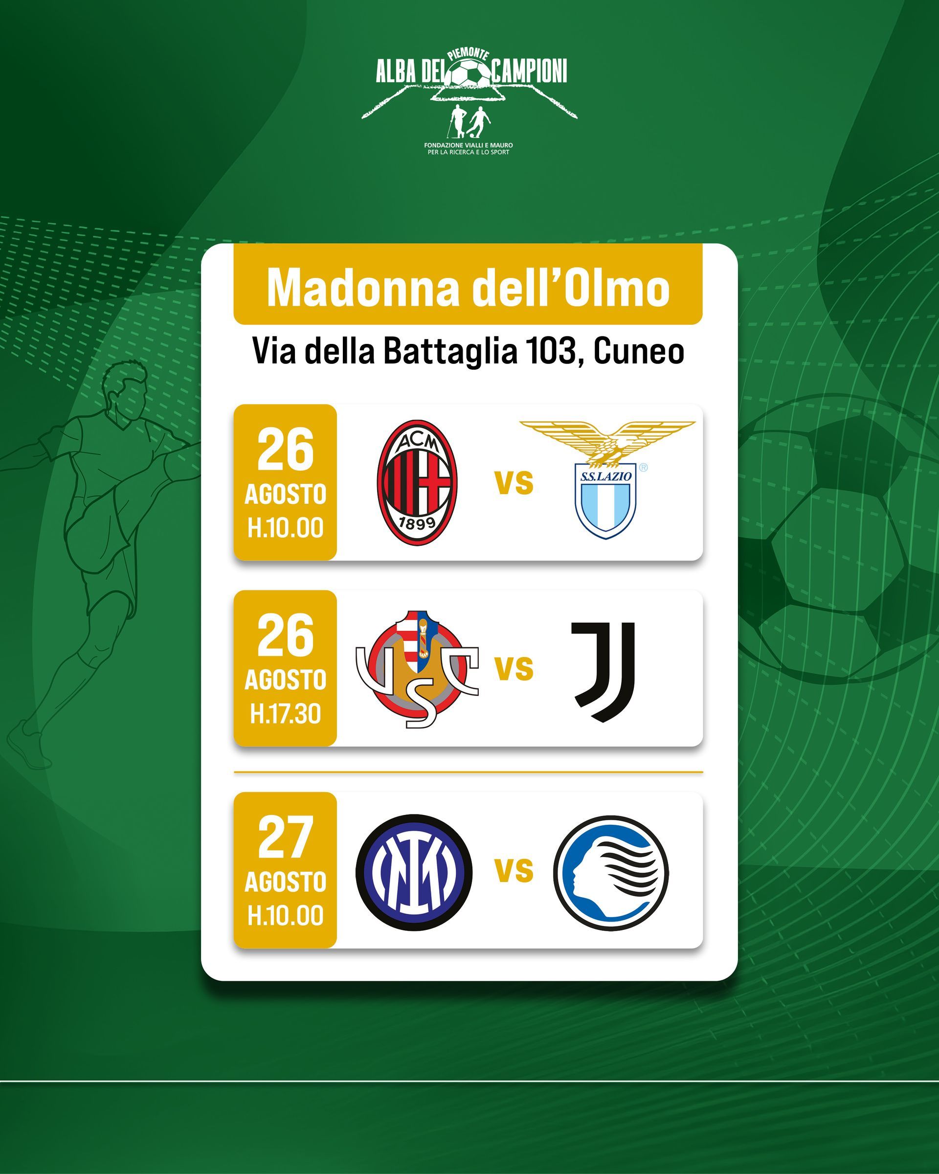 Giocatori di calcio in divisa blu e nera festeggiano un gol su un campo verde.