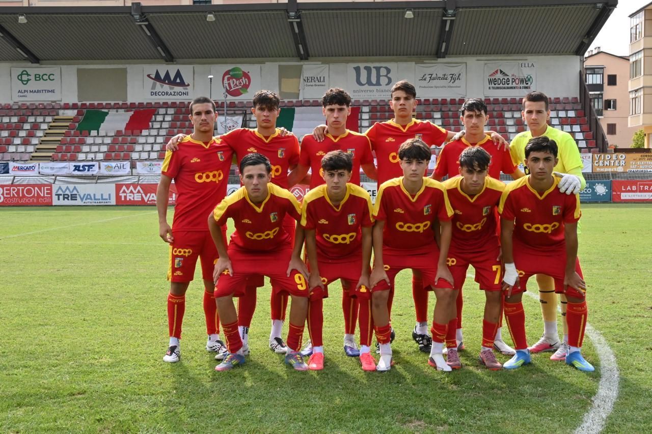 Manifesto per il Torneo di Calcio Under 16 Alba dei Campioni, a supporto della ricerca. Colori verde e bianco con loghi.
