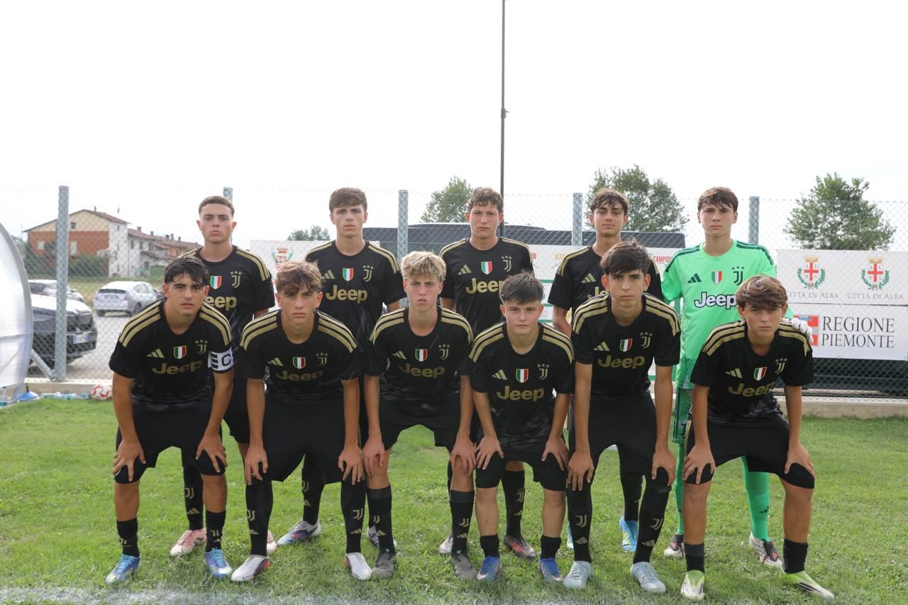 Manifesto per il Torneo di Calcio Under 16 Alba dei Campioni, a supporto della ricerca. Colori verde e bianco con loghi.