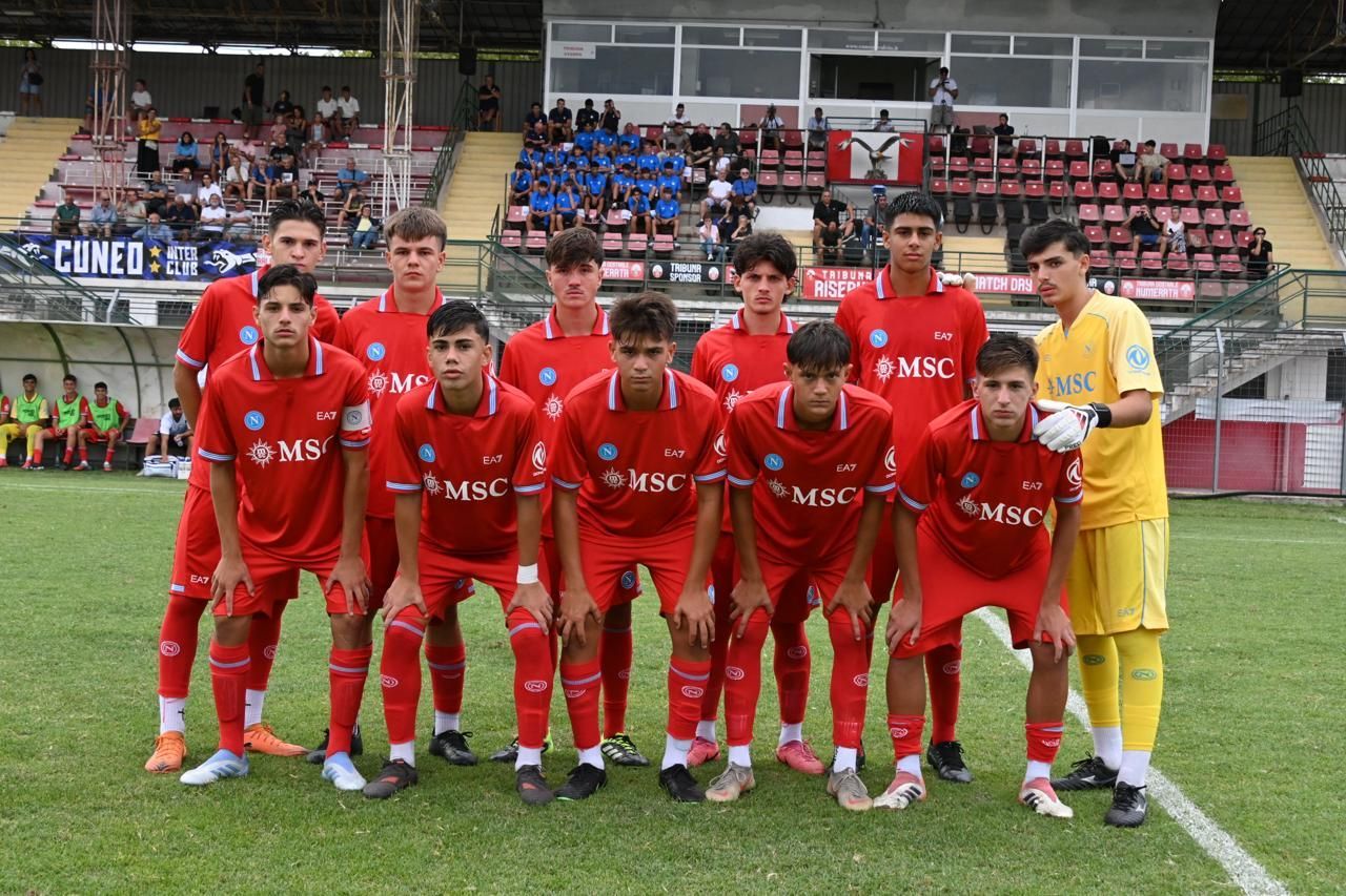 Manifesto per il Torneo di Calcio Under 16 Alba dei Campioni, a supporto della ricerca. Colori verde e bianco con loghi.