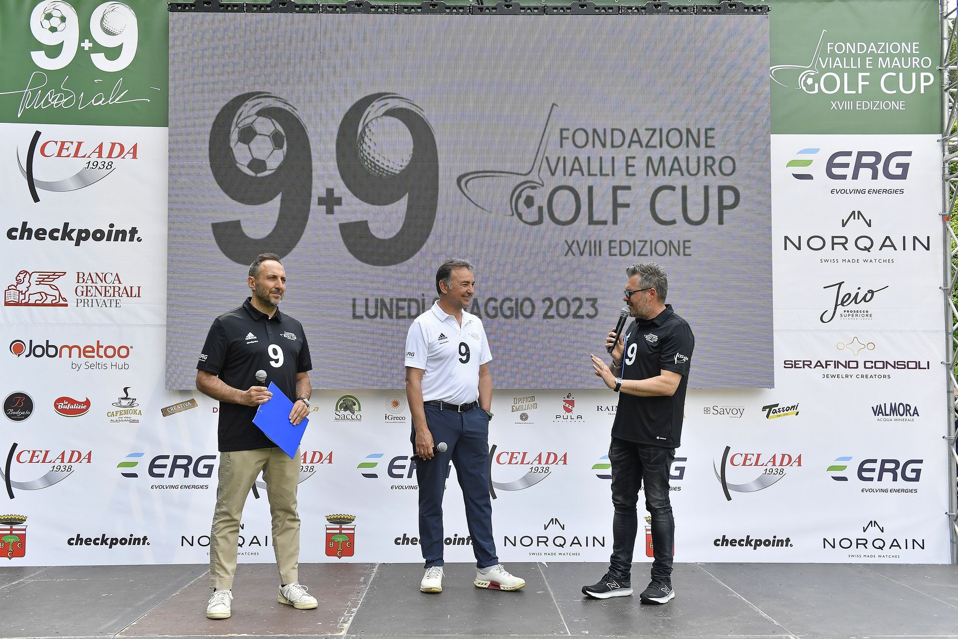 Tre uomini su un palco con uno striscione per l'evento "9.9 Golf Cup". Sono esposti i loghi degli sponsor.