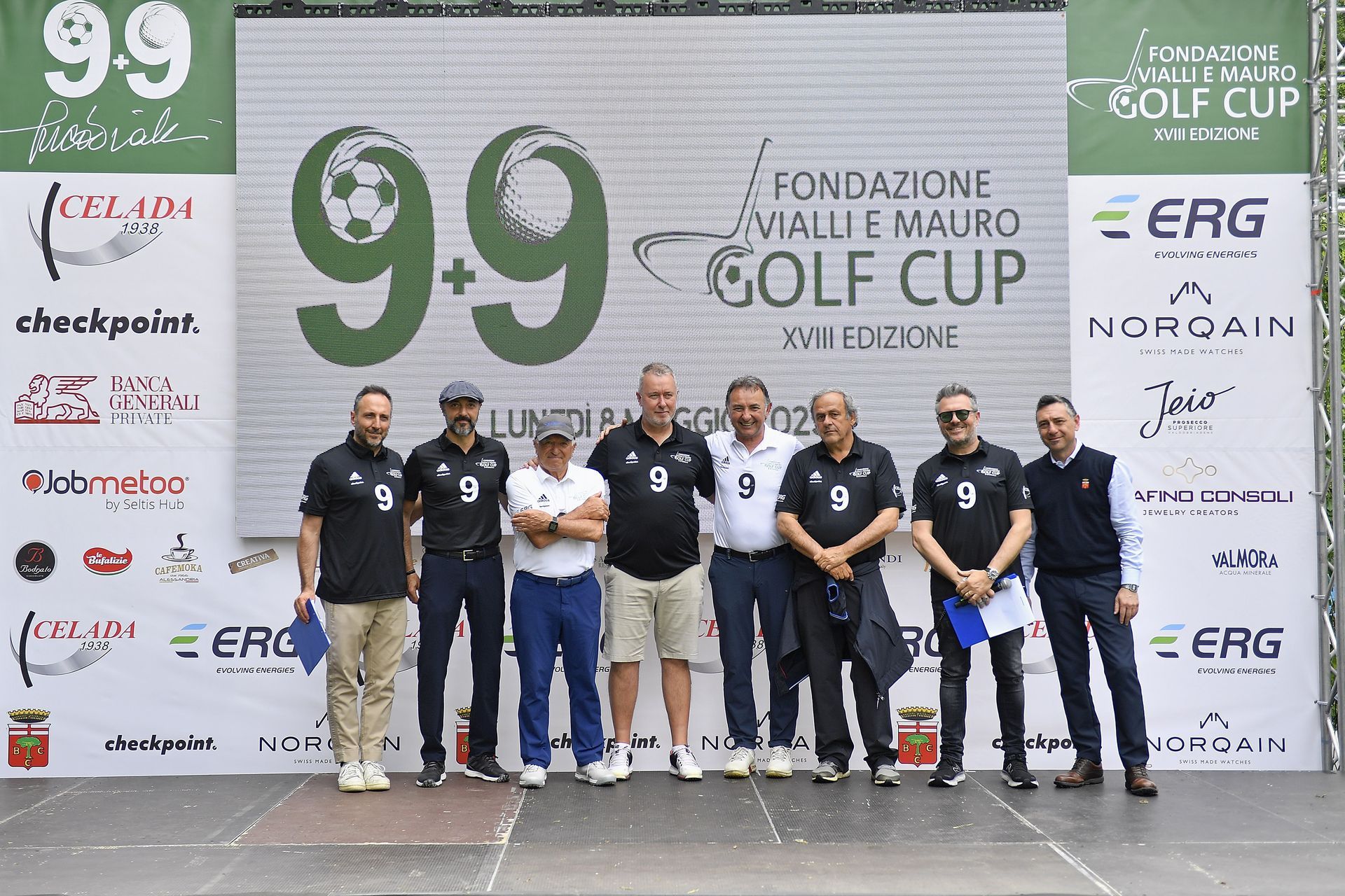 Gruppo di uomini in posa davanti a uno striscione durante una gara di golf.