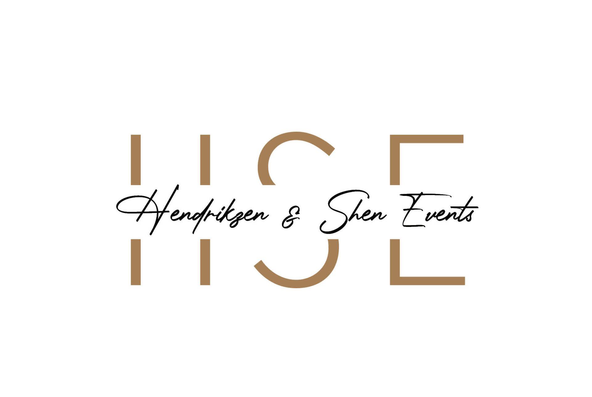 Logo met grote, beige blokletters 