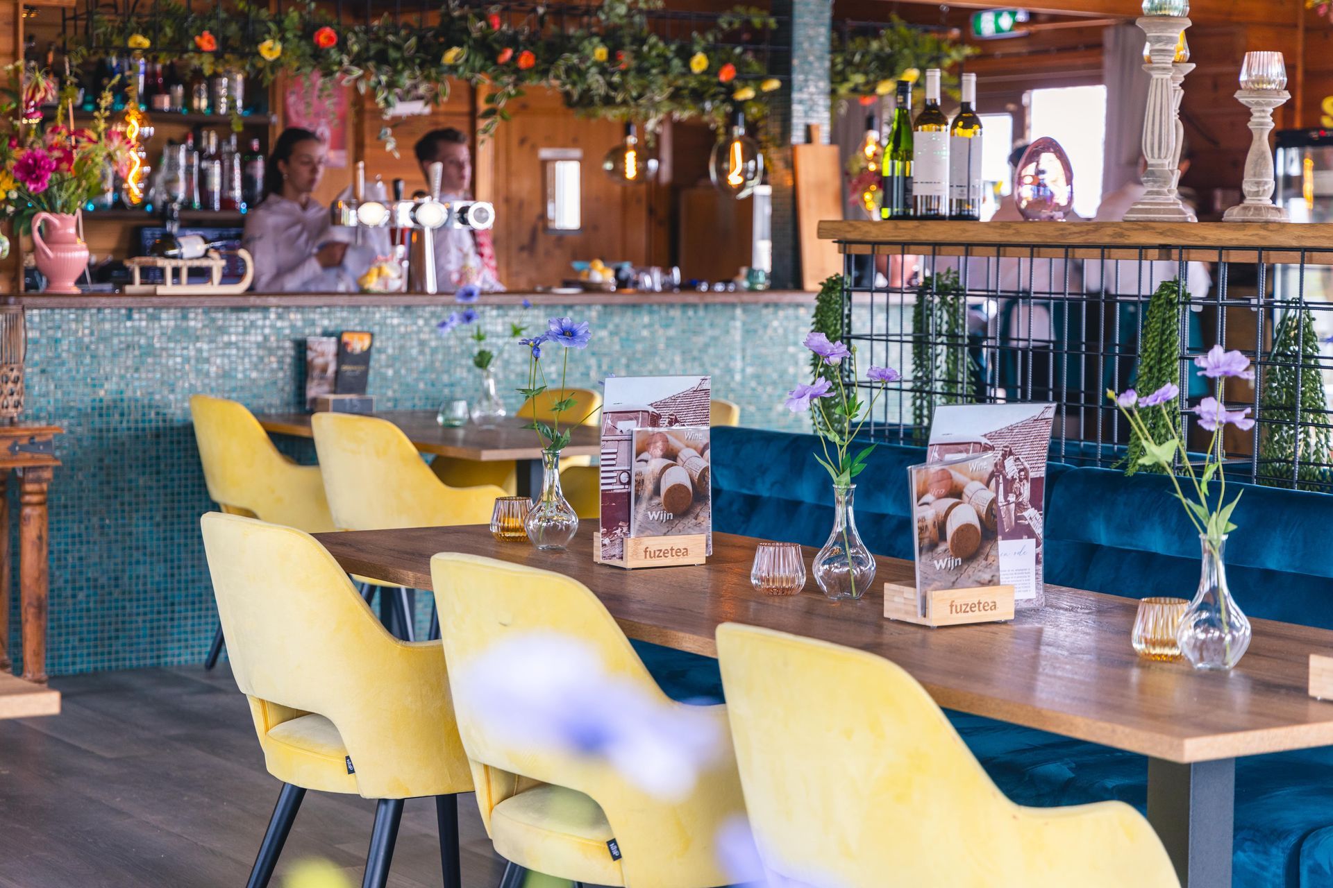 Een gerenderde weergave van het interieur van een modern restaurant 