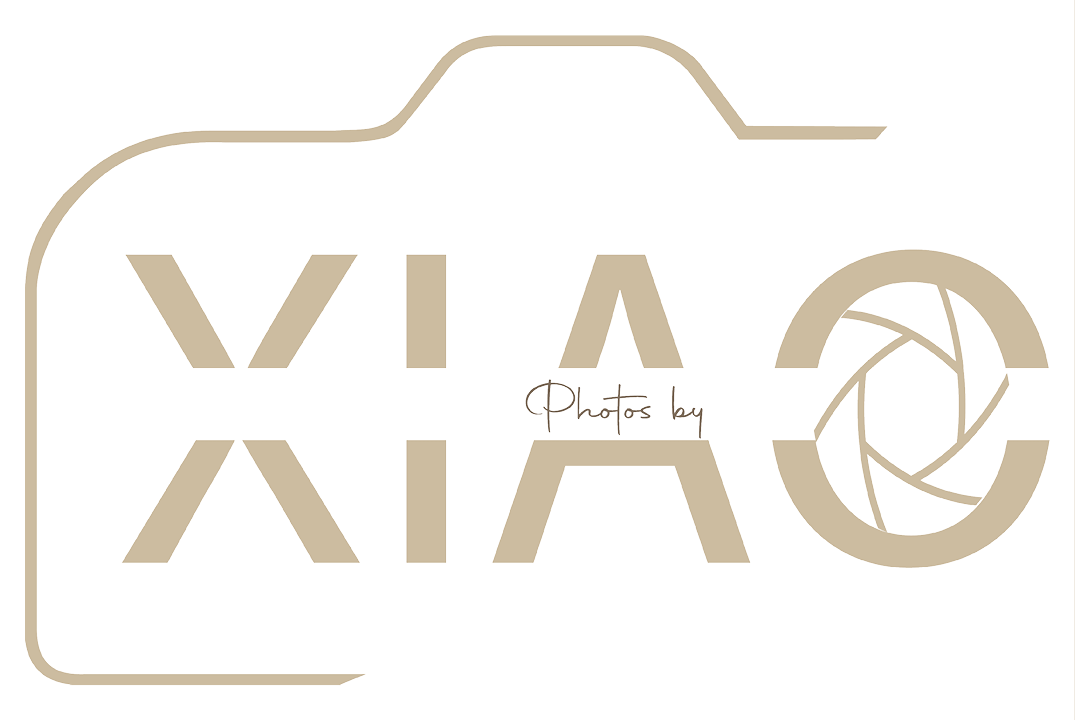 Een beige logo met de letters 