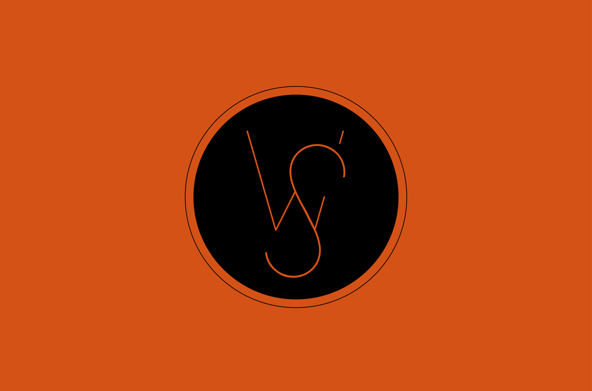 Een zwarte cirkel op een oranje achtergrond, met daarin een dun, oranje gestileerd monogram van de letters 