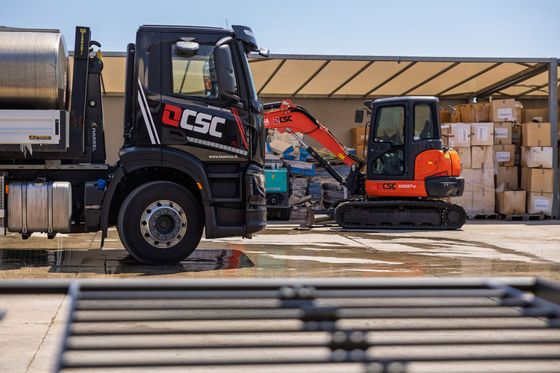 Escavatore CSC Impianti durante una lavorazione di cantiere