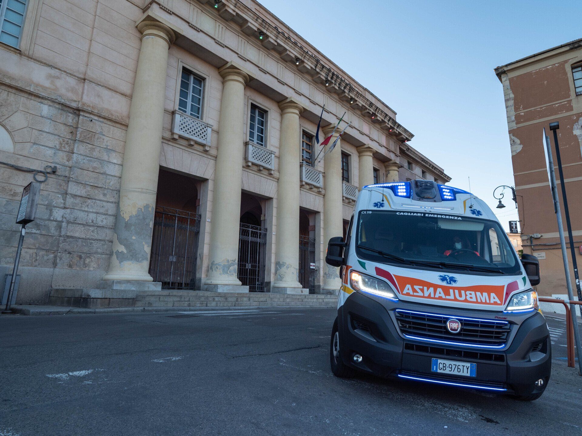volontari davanti a due ambulanze