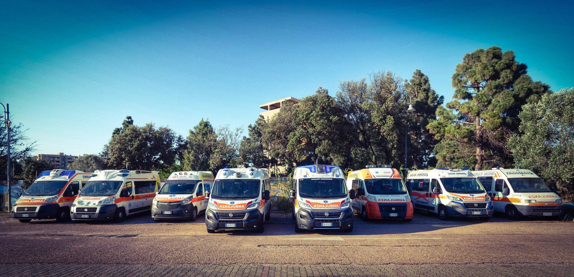 lettino e dispositivi medici all'interno dell'ambulanza