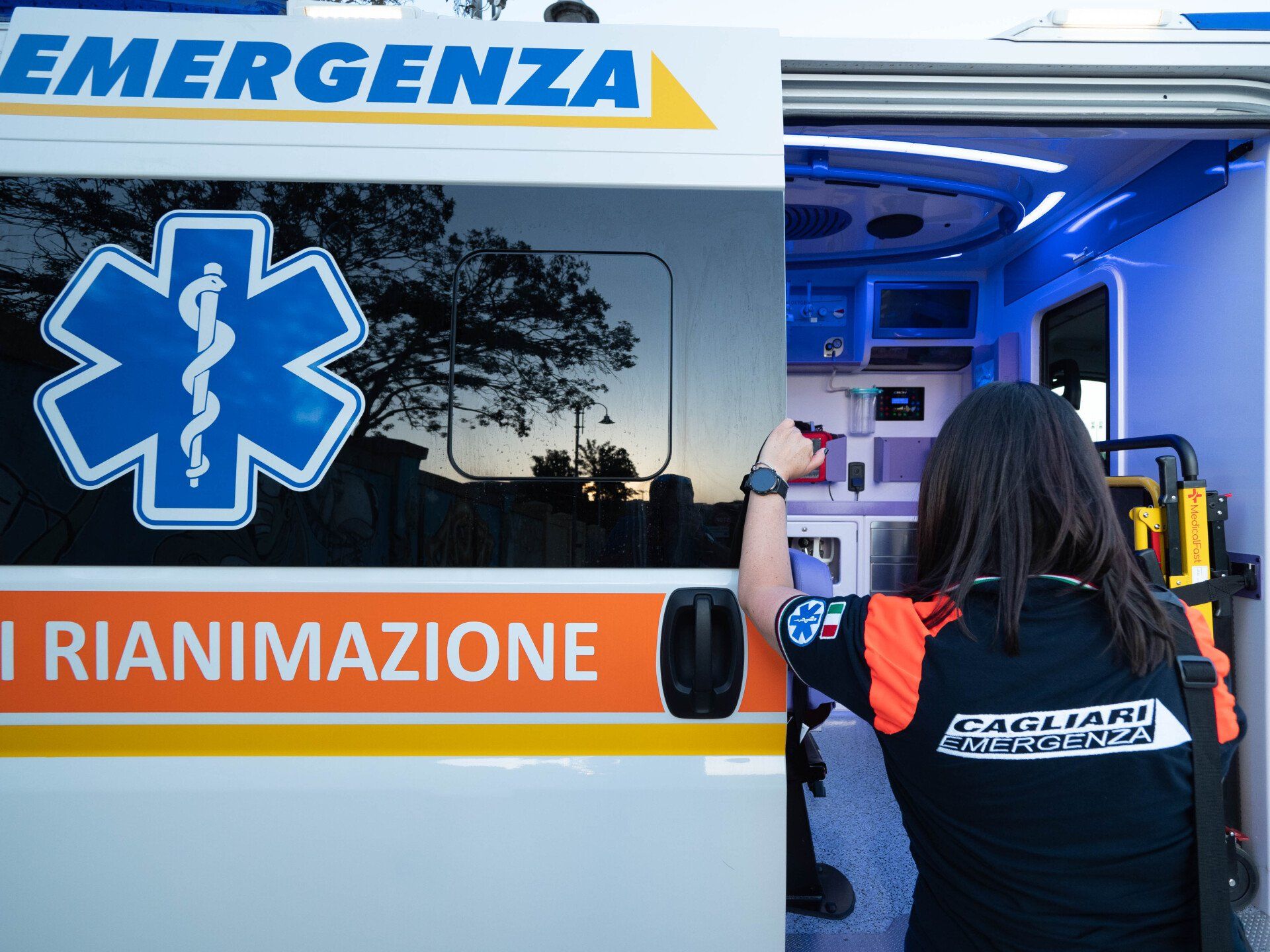 due ambulanze e due operatori sanitari
