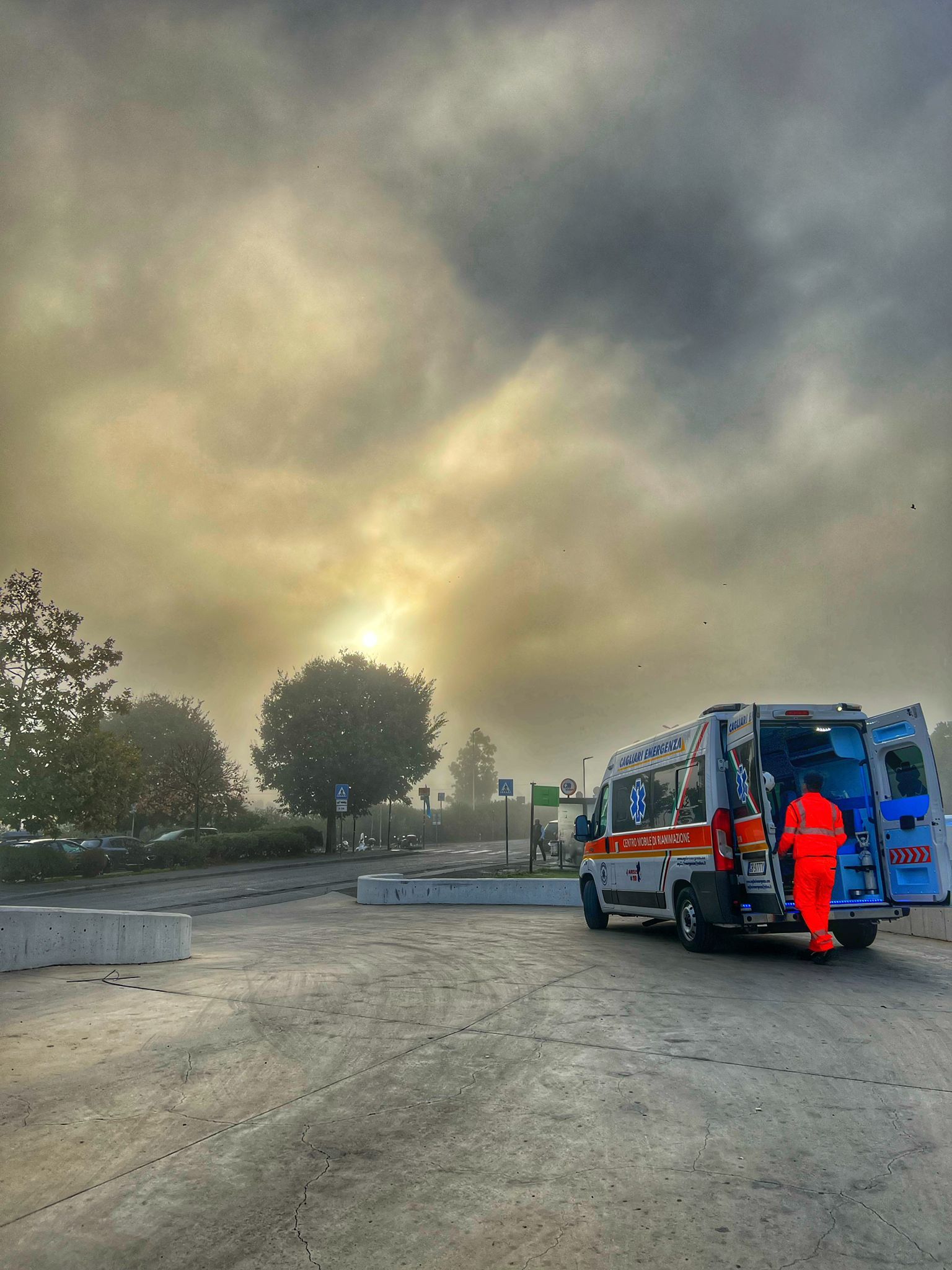 alcuni volontari davanti a un'autoambulanza