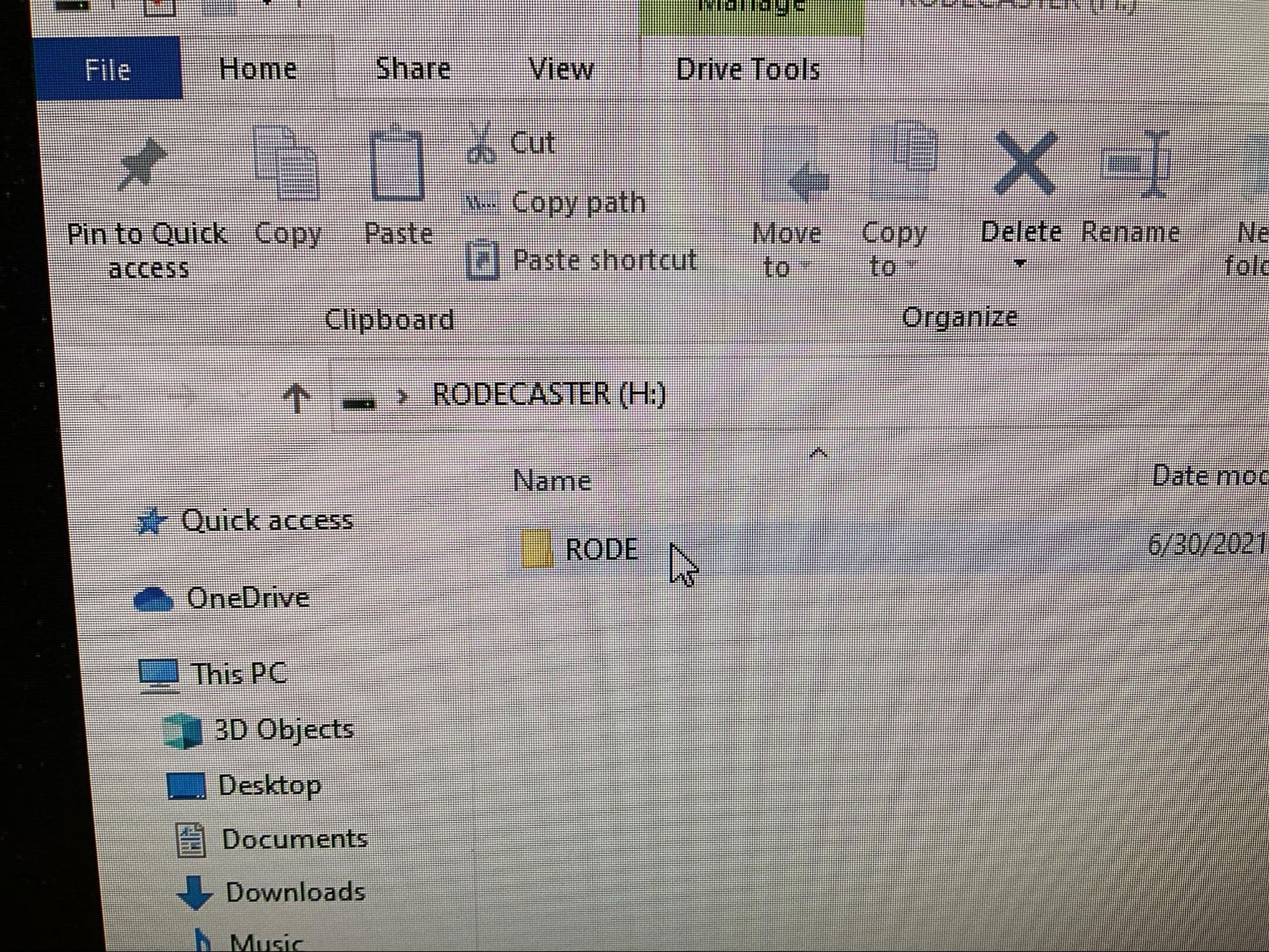 Blurry photo of a Windows File Explorer window showing a folder named “5000CASTR…” and ribbon toolbar icons.