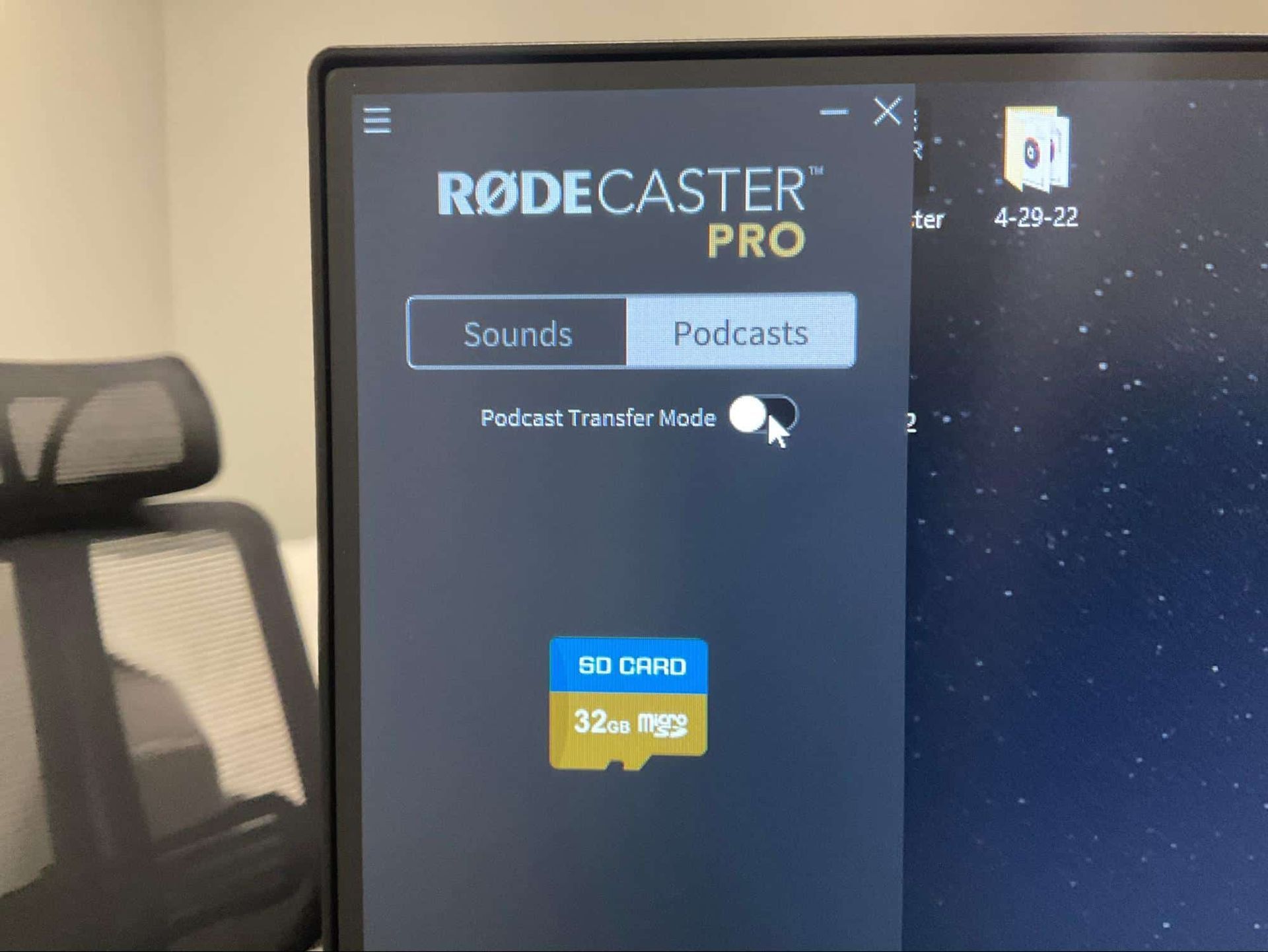 RØDECaster Pro touchscreen showing Podcasts tab and “Podcast Transfer Mode” with SD cards