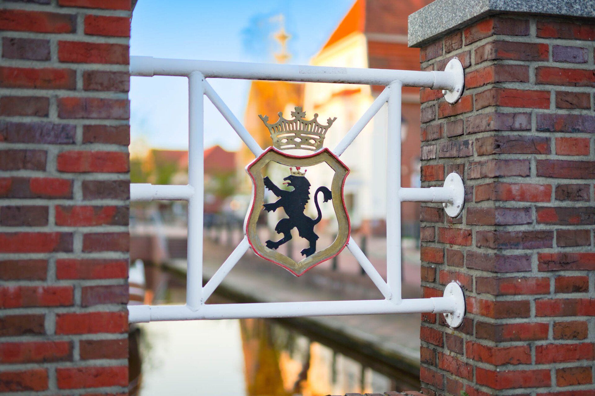 Papenburger Wappen in der Fußgängerzone in Papenburg