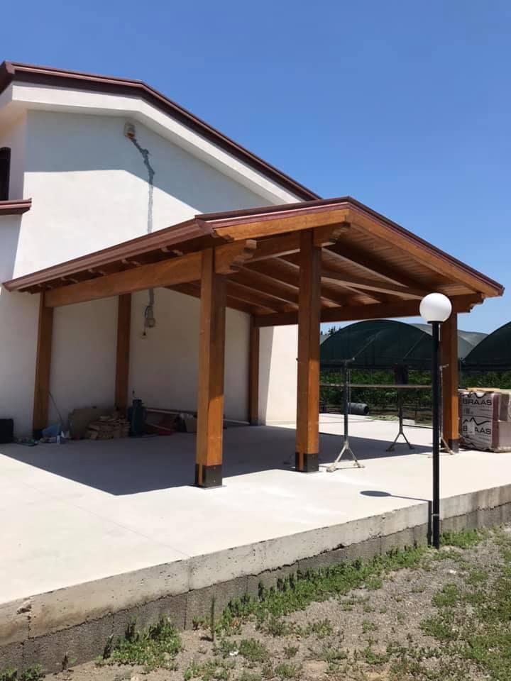 Tettoia di legno vista totale