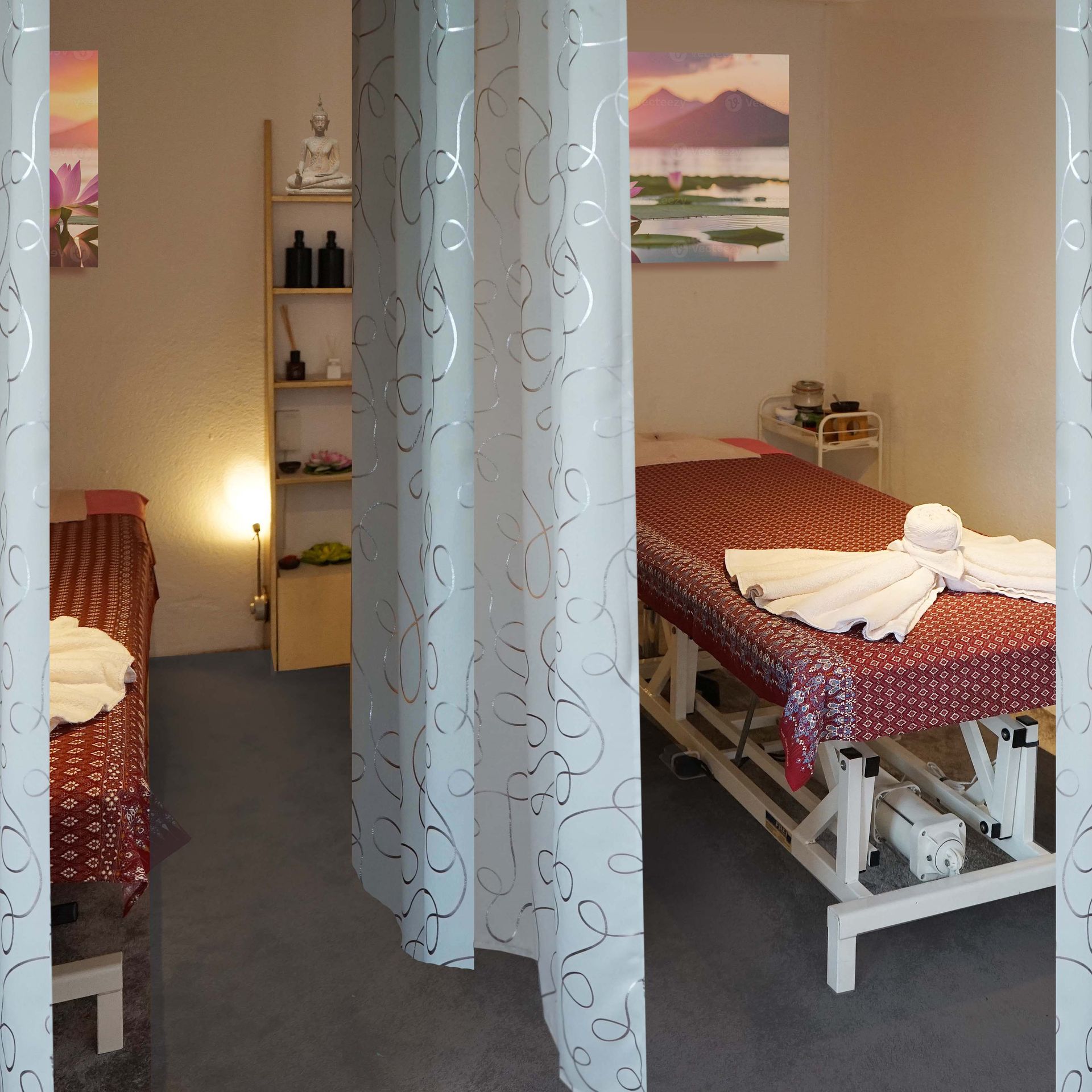 Ein Zimmer mit zwei Massageliegen und einem Gemälde an der Wand