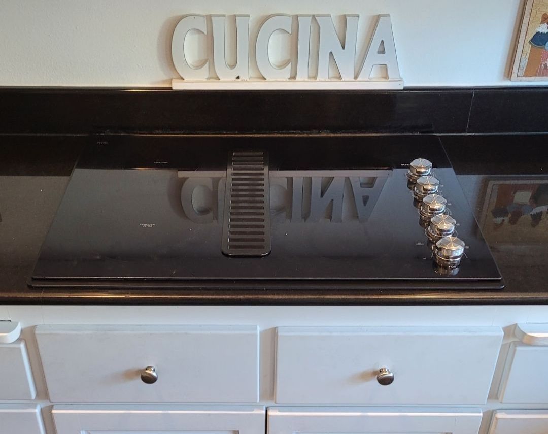 A kitchen counter with the word cucina on it