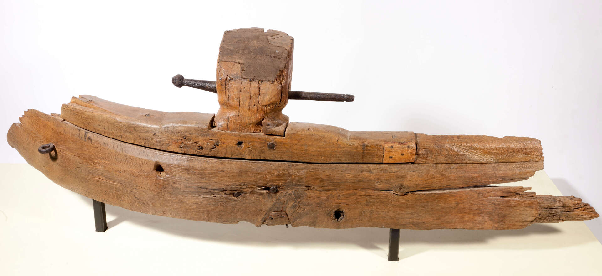 Restant van een stuk scheepsromp van de Lutina, waaronder een bolder met stalen pen.