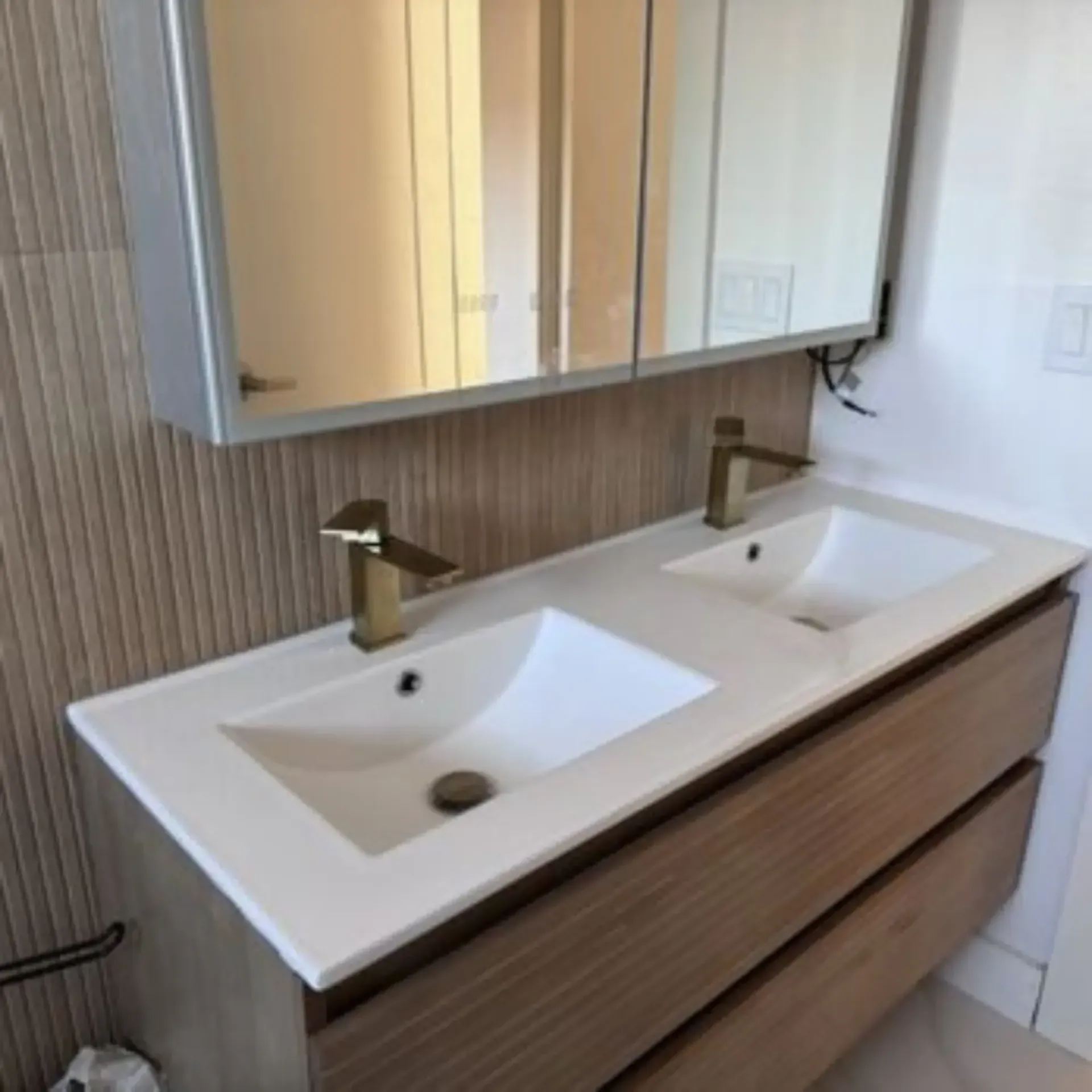 Pipex Plumbing - A bathroom with two sinks and a mirror