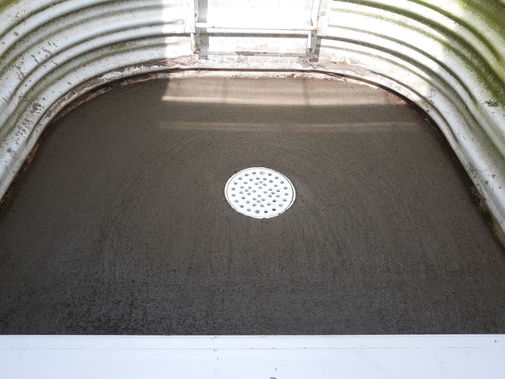 A manhole cover is sitting in the middle of a tunnel.