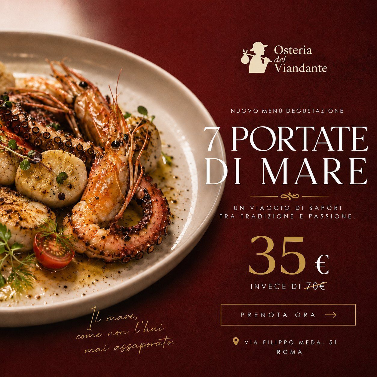 Paella di pesce in una padella capiente con gamberi, cozze, vongole e fette di limone.