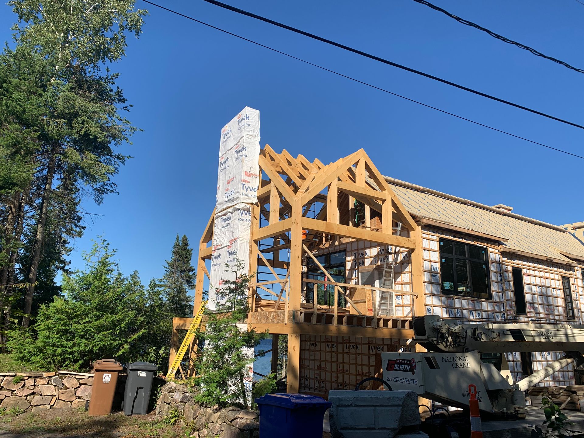 Une maison est en construction avec une cheminée au-dessus.