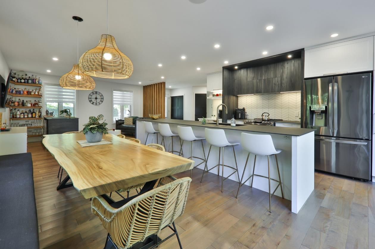 Il y a une grande table en bois au milieu de la cuisine.