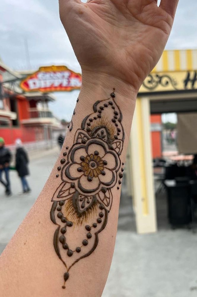 henna painting