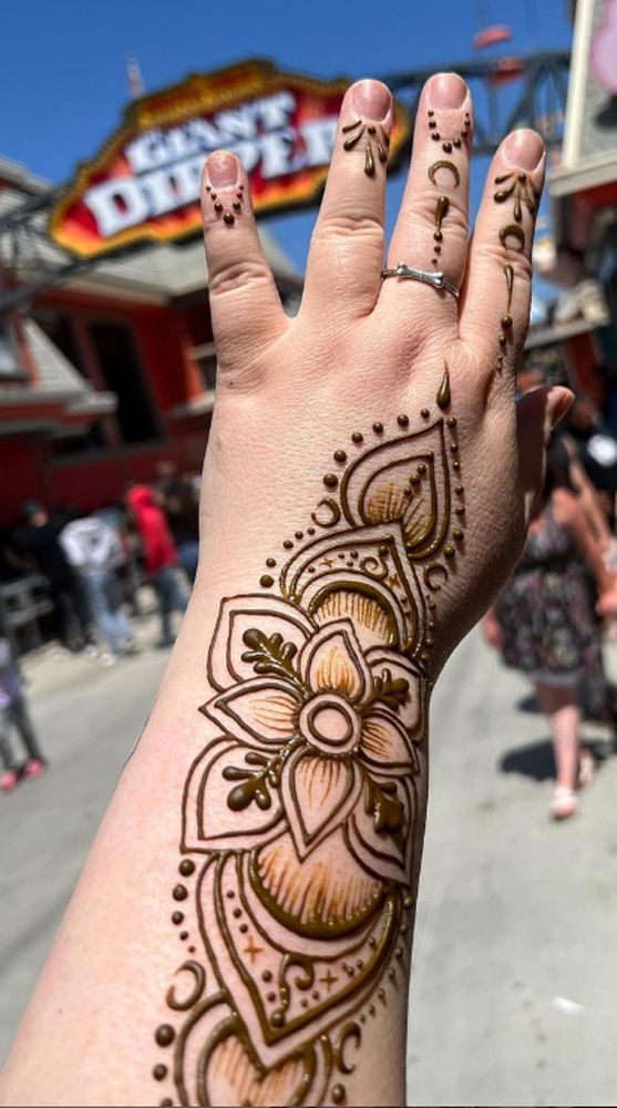 henna painting
