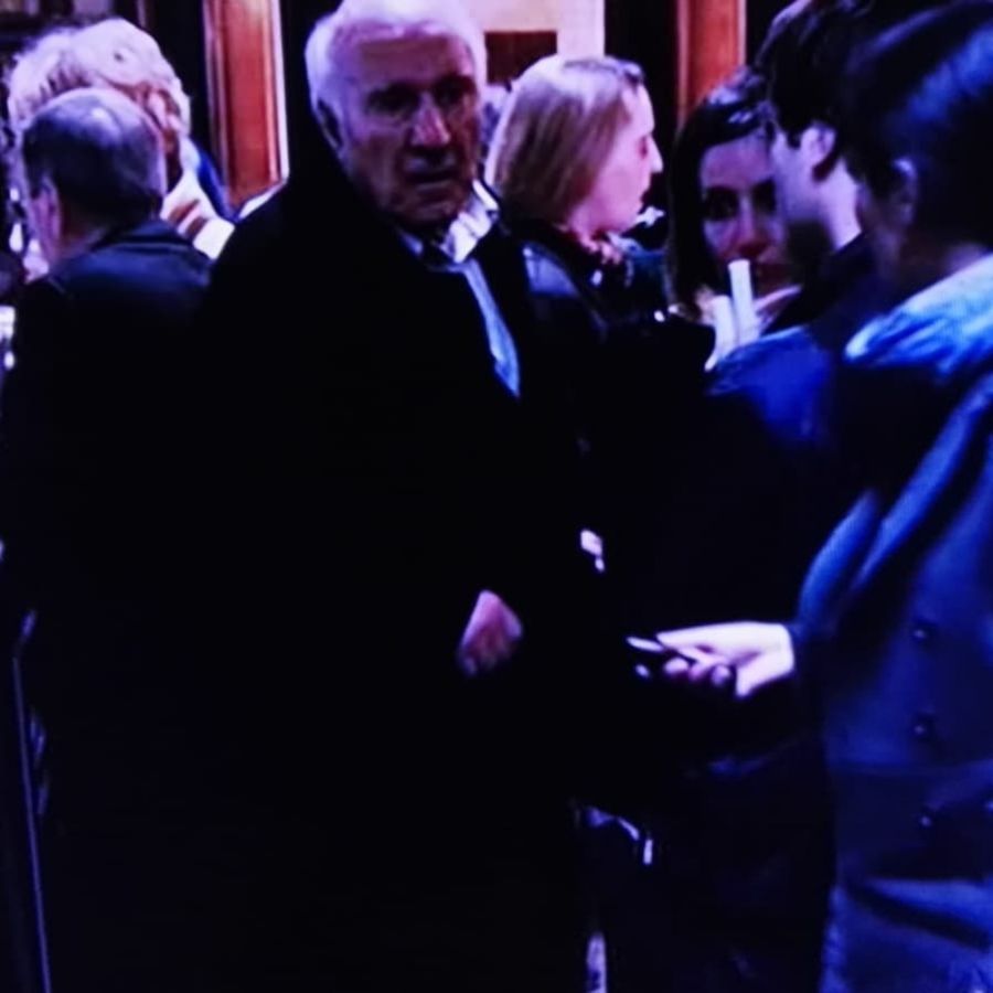 Michel Piccoli nella scena di un film girato al Bar del Cinque
