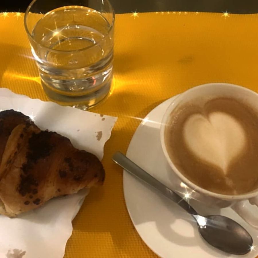 cappuccino, cornetto e bicchiere d'acqua