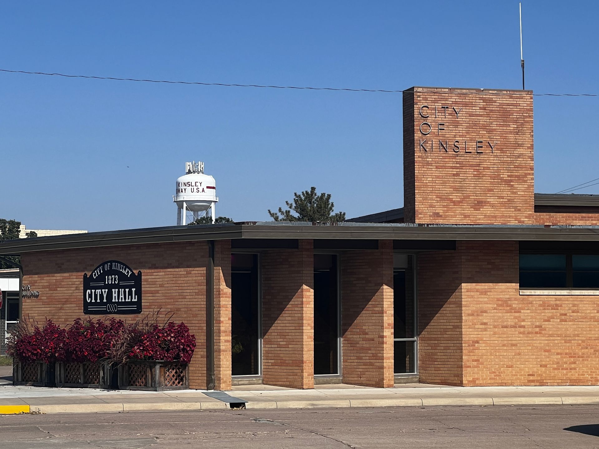 A brick building with a sign that says city hall