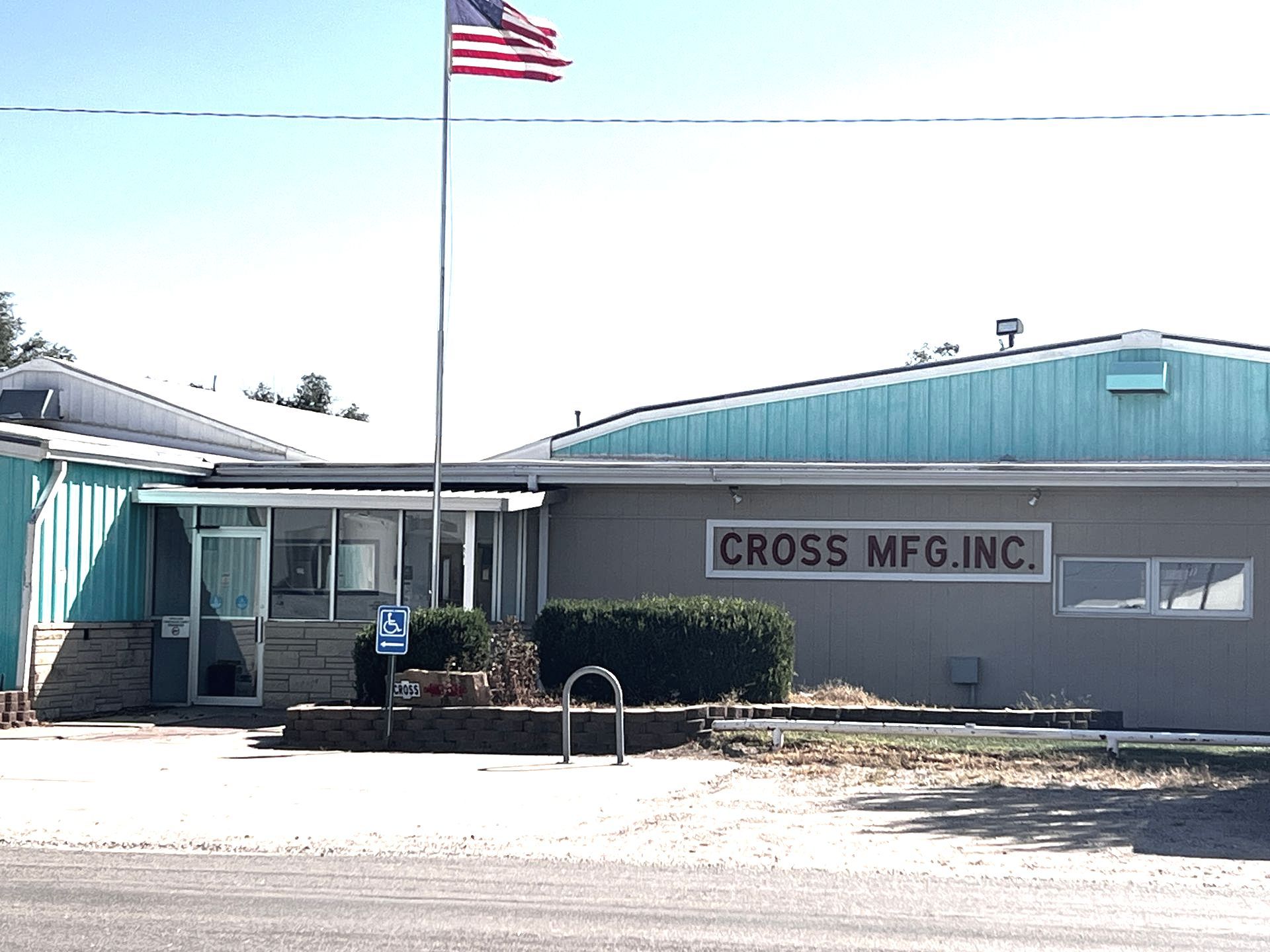 The front of a building that says cross mfg inc.