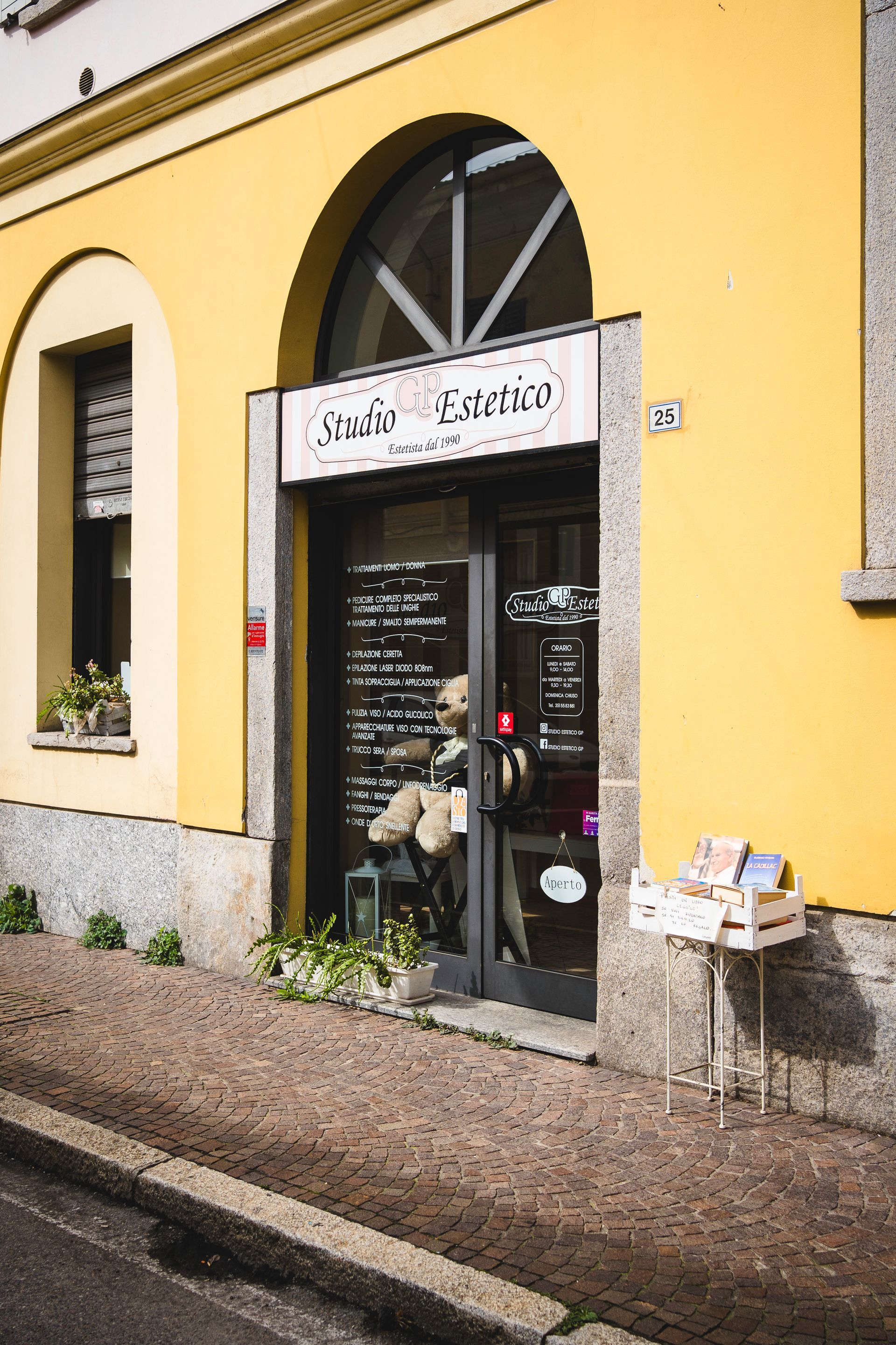 Una donna con le unghie blu e un anello al dito