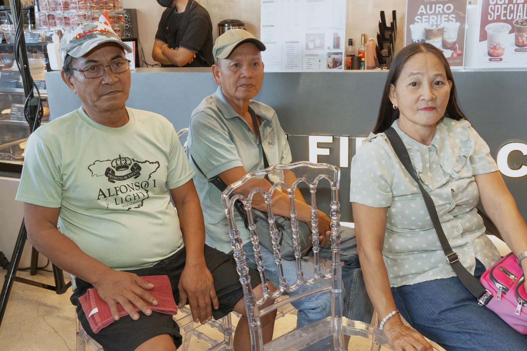A group of people are sitting in chairs in a restaurant.