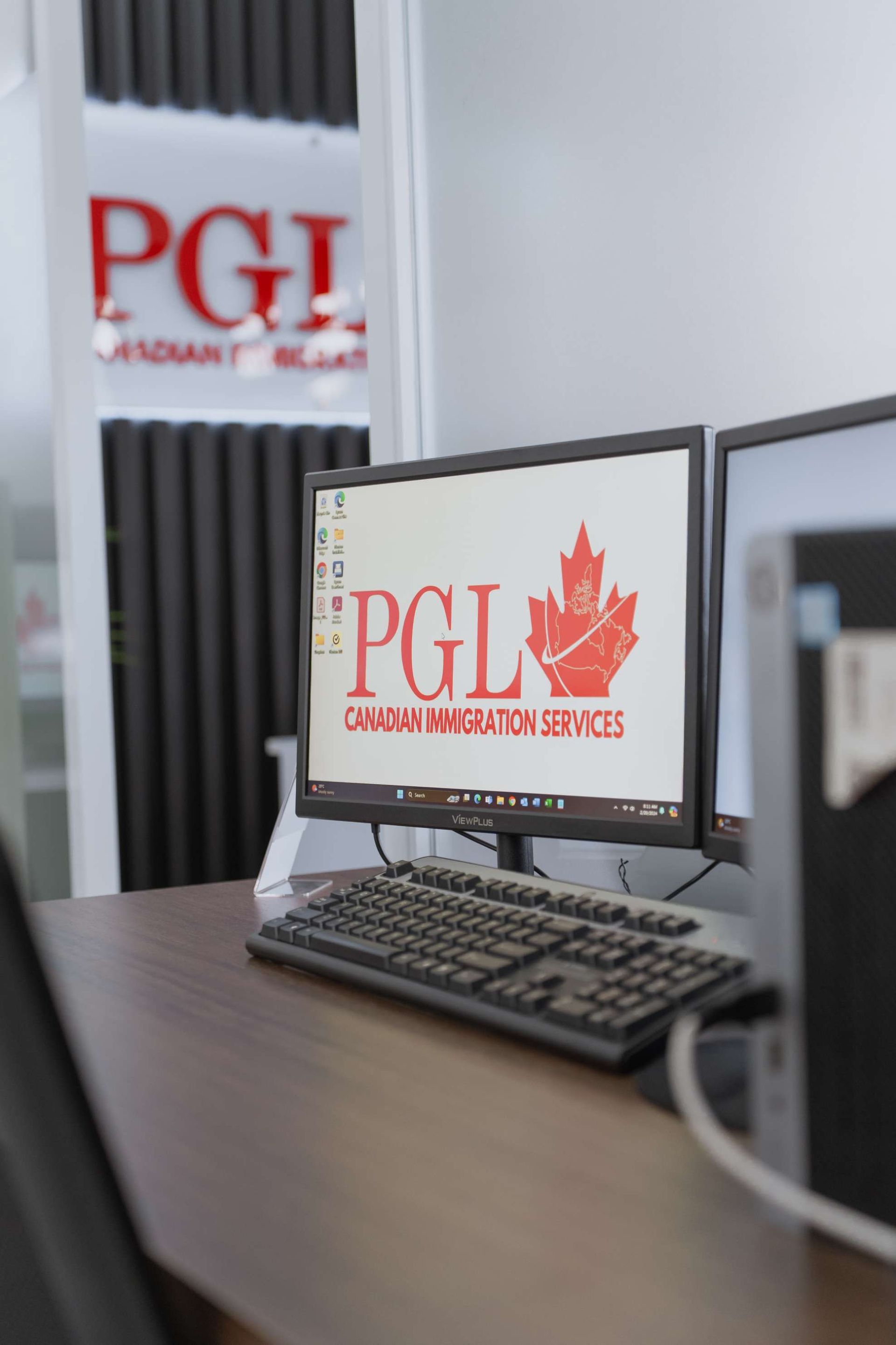 A computer monitor with the word pgl on it