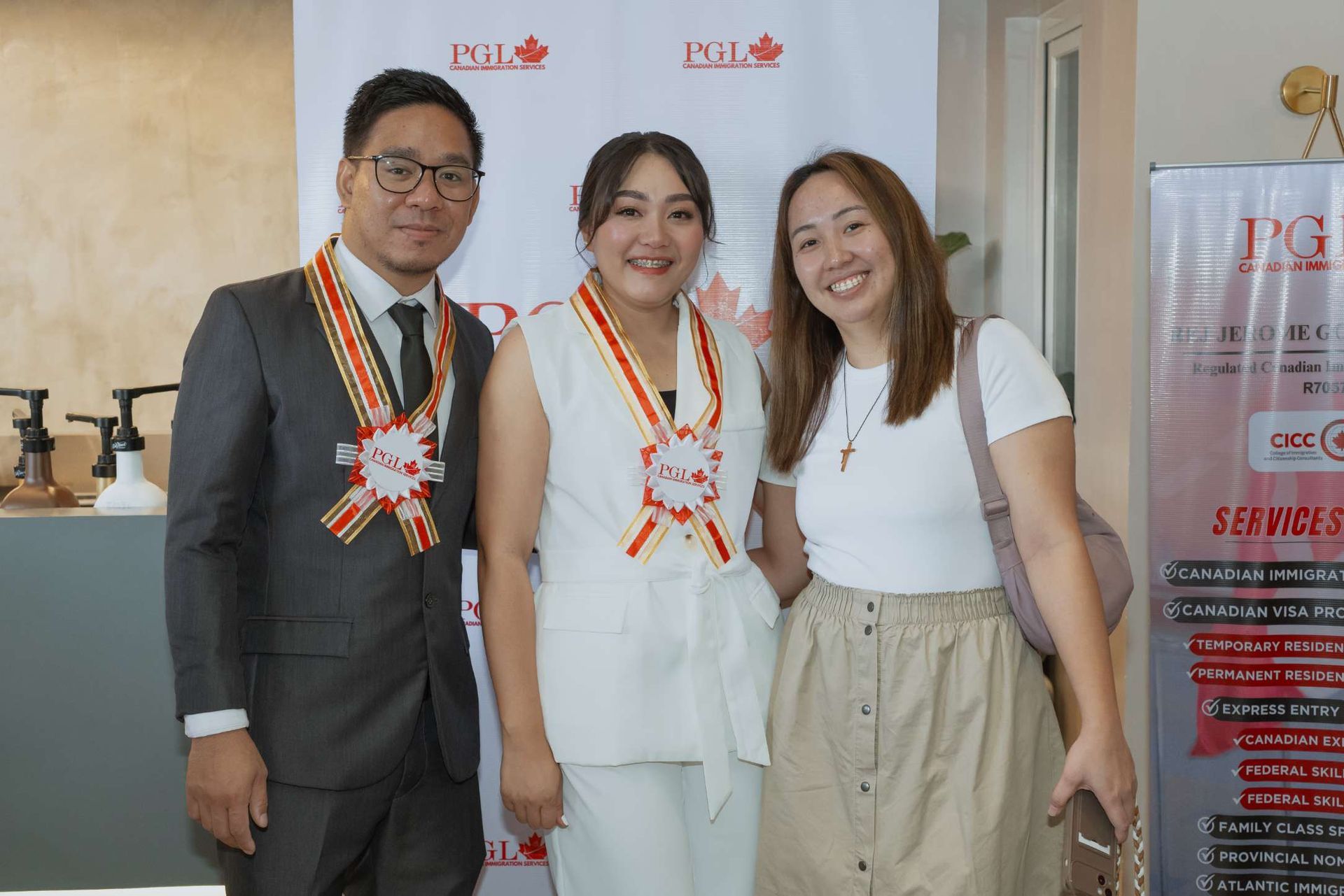 A man in a suit and tie is posing for a picture with two women.