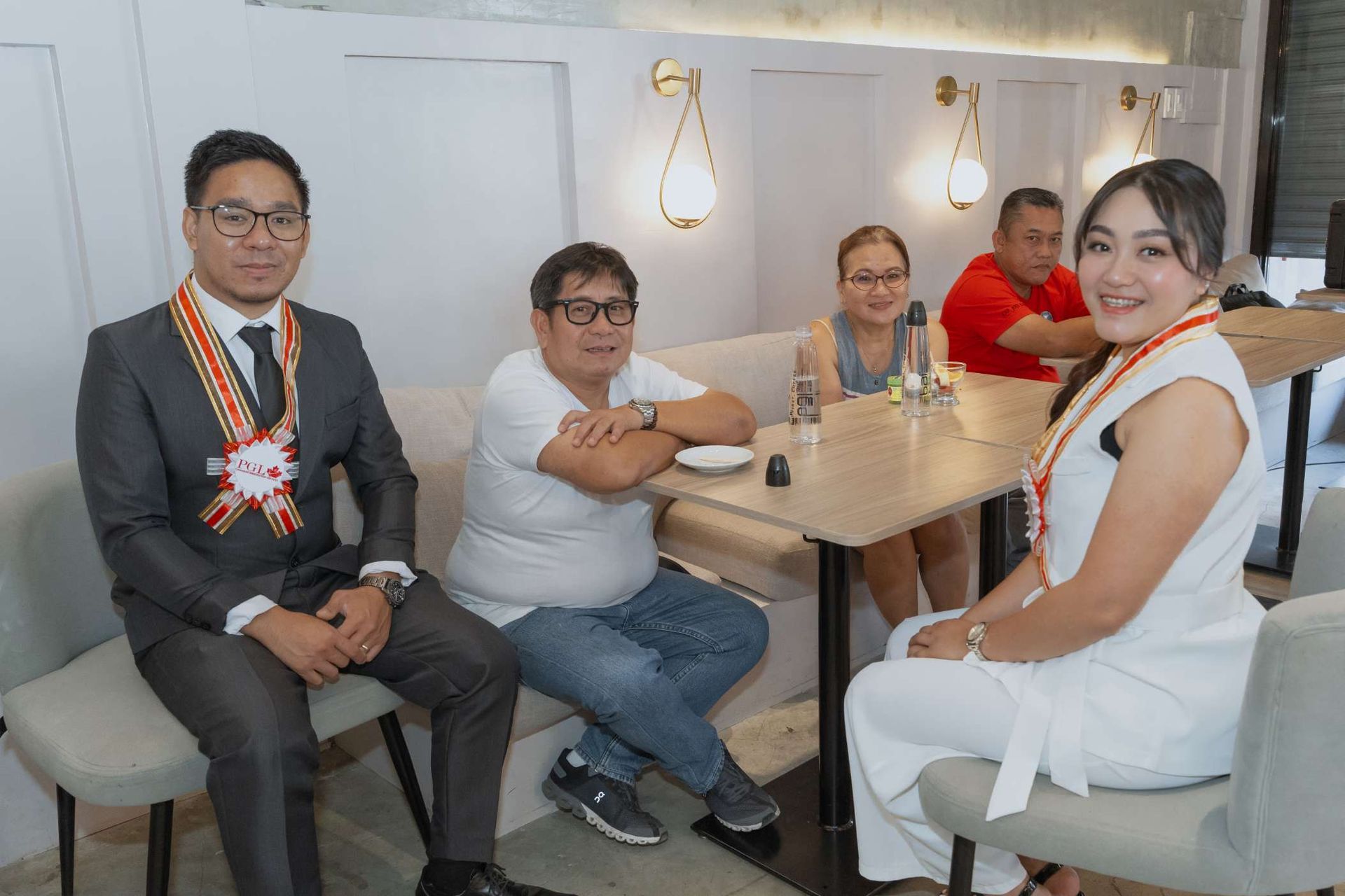 A group of people are sitting at tables in a restaurant.