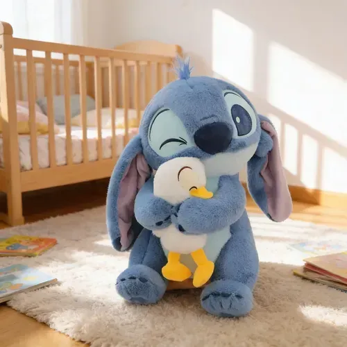 Un peluche azul de Stitch abraza a un peluche más pequeño de color blanco y amarillo en una habitación infantil soleada.
