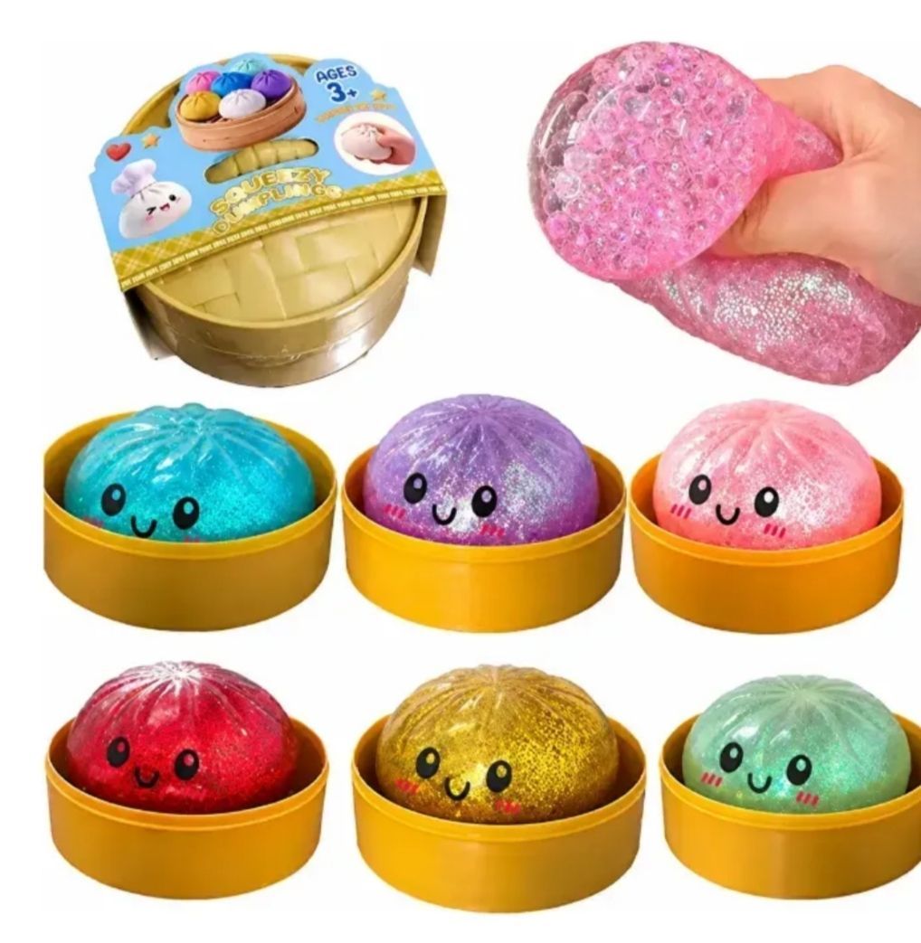 Pelotas de juguete blandas y coloridas en recipientes redondos, con una pelota rosa brillante siendo apretada por una mano.