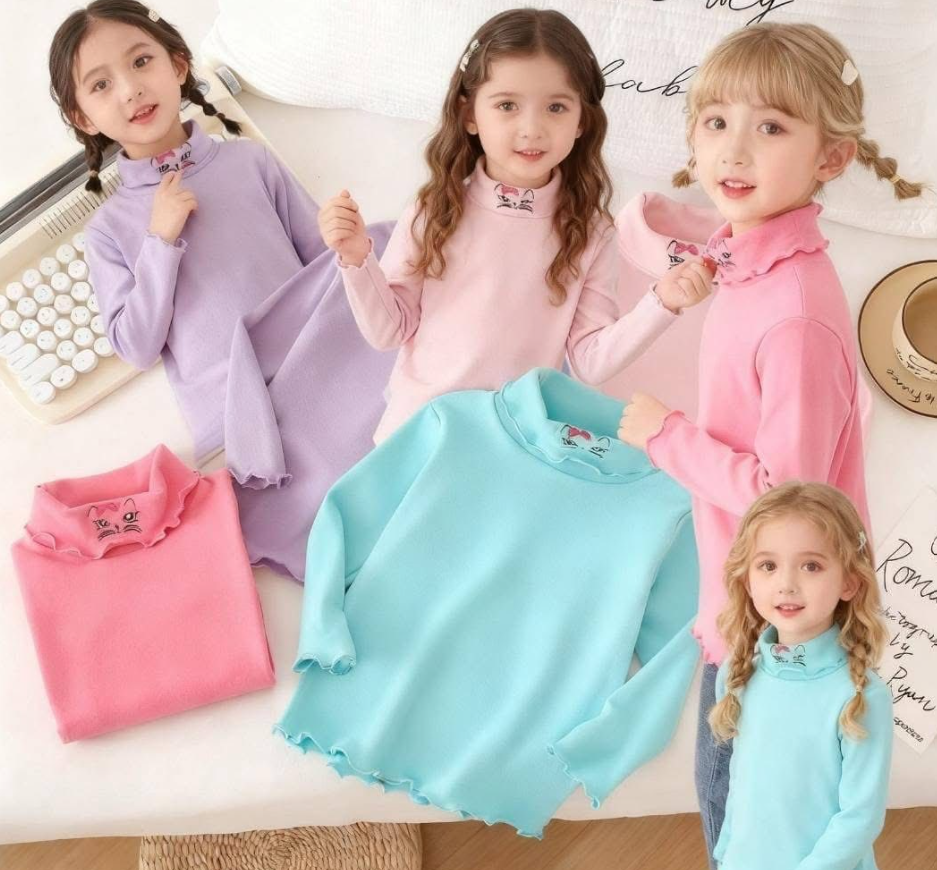 Suéteres de punto para niños en tonos pastel de lavanda, rosa y azul, con dos modelos que los lucen.