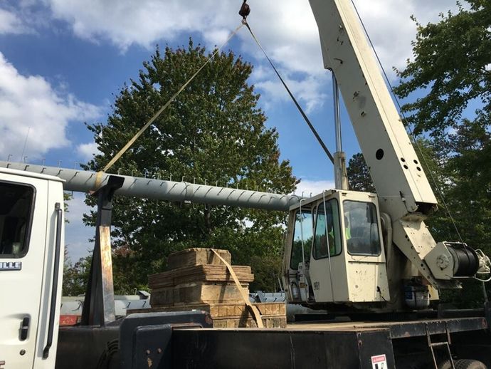 A truck with a crane attached to the back of it