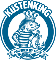 Blau-weißes KÜSTENKING-Logo mit einem gekrönten Fischmaskottchen, das einen Dreizack hält, und einem Banner mit der Aufschrift „Powered by MOIN“